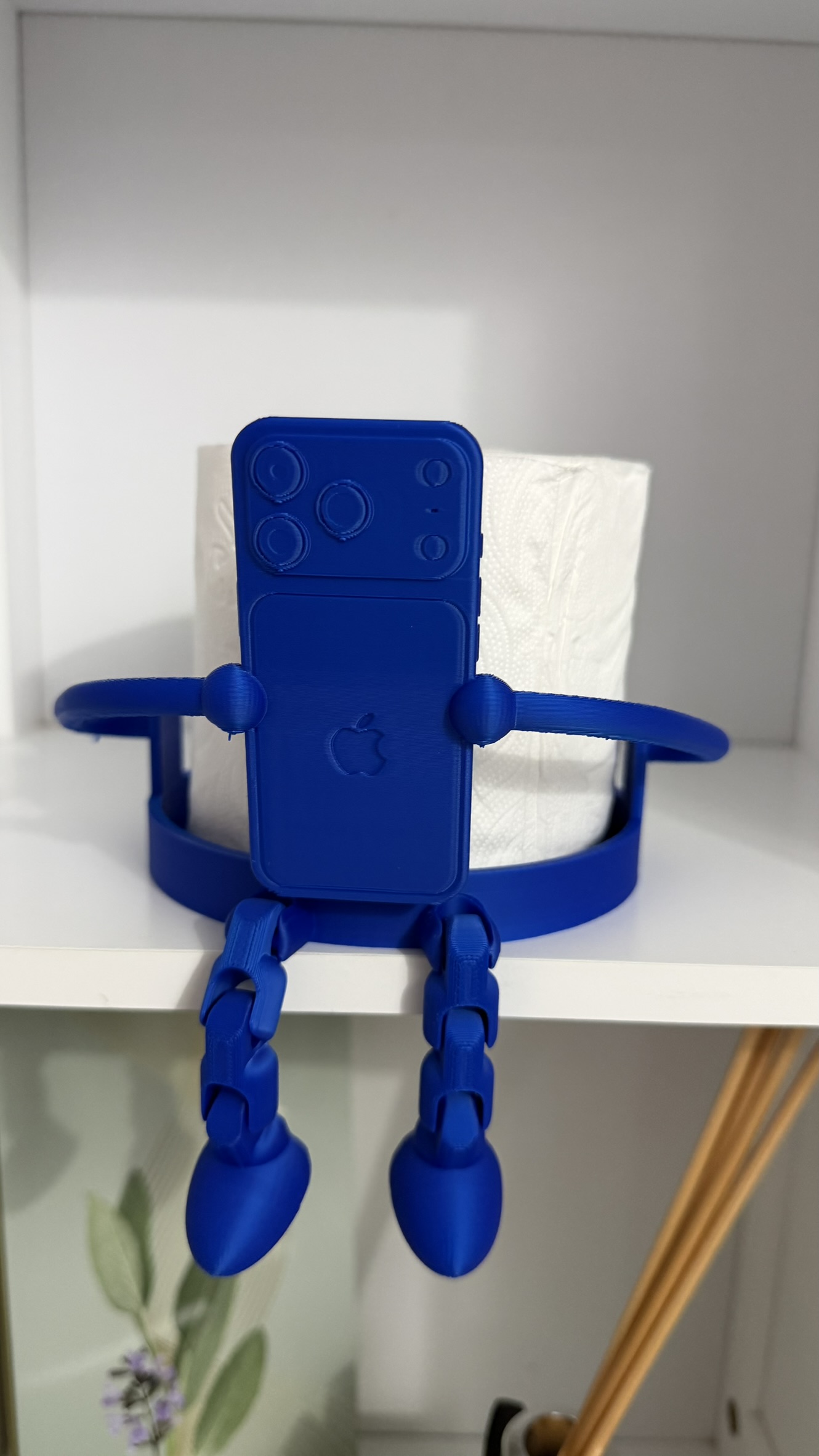 Porta rotolo blu con supporto smartphone visto frontalmente