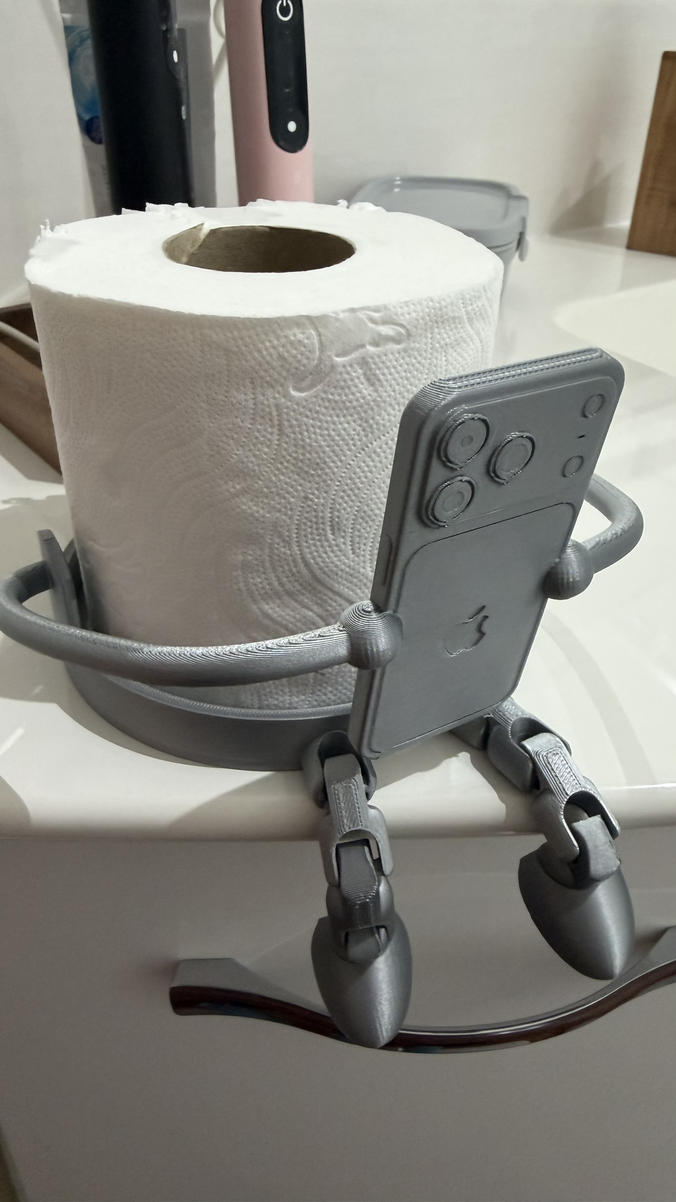 Dettaglio del porta rotolo grigio con supporto smartphone