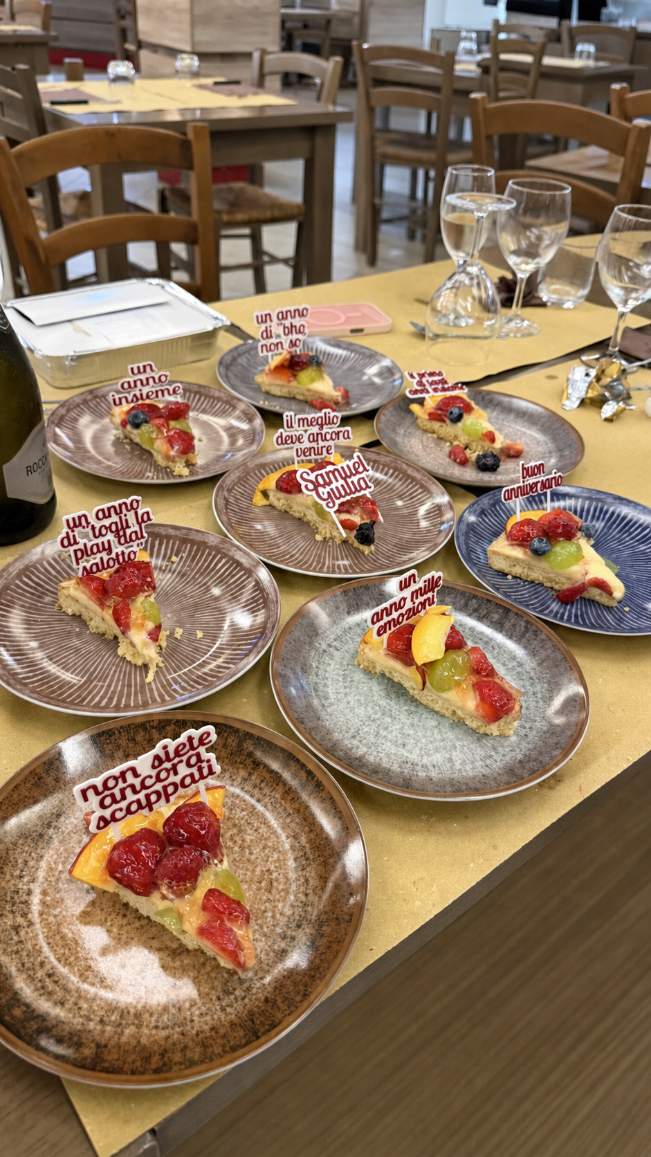 Topper personalizzati con nomi e frasi su torte alla frutta
